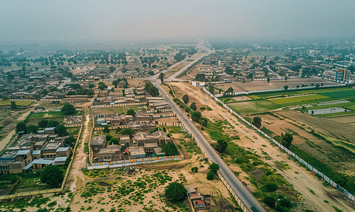 巴基斯坦旁遮普省卡拉沙卡库村和工业区的高角度鸟瞰图