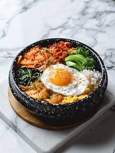 韩式拌饭拌饭配蔬菜饭和鸡蛋配泡菜
