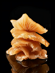 美味的腌制蘑菇在黑色背景上被隔离开来腌制蜂蜜真菌