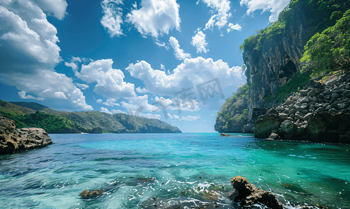 蓝绿色的海洋与岩石山在云层密布的日子海景和自然背景