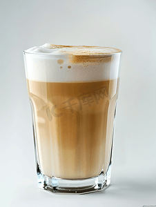 热牛奶摄影照片_一杯拿铁咖啡加牛奶的咖啡