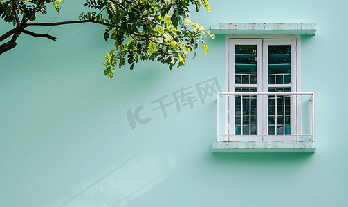 建筑物的窗户房子墙上的白色窗户绿色阳台
