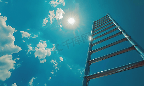梯子伸向蓝天和云彩成功之路的概念