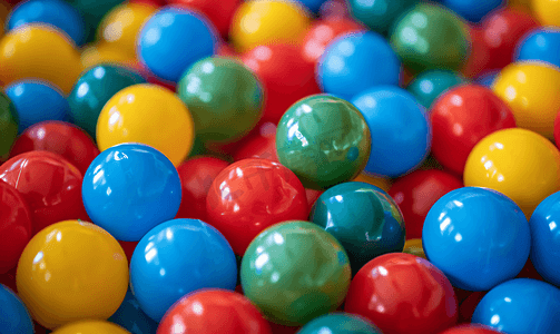幼儿园学校体育馆有很多有色塑料球