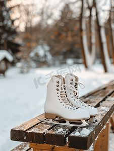 花样百搭摄影照片_白色花样滑冰鞋躺在棕色木凳上活跃的寒假健康生活方式