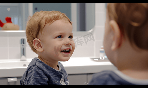 小男孩坐在牙医椅子上看着镜子里的牙齿