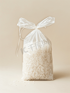 孤立的打结塑料袋中的生白米