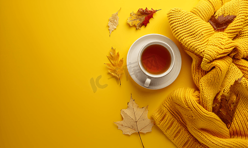 叶子组合摄影照片_舒适的秋季组合毛衣天气特洛叶热茶和毛衣