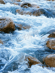 湍急的水流迅速冲过湍急河流的巨石