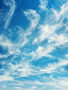 大气冬季背景摄影照片_阳光明媚的冬日蓝天上的卷云