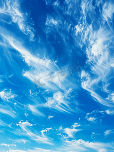 阳光明媚的冬日蓝天上的卷云
