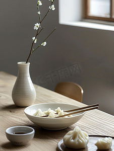 白色的陶瓷碗里装着饺子图片