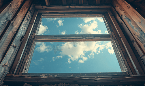 木窗摄影照片_天空中的木窗旧窗框的抽象图像