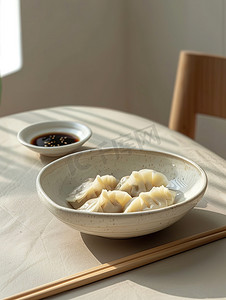 白色的陶瓷碗里装着饺子高清图片