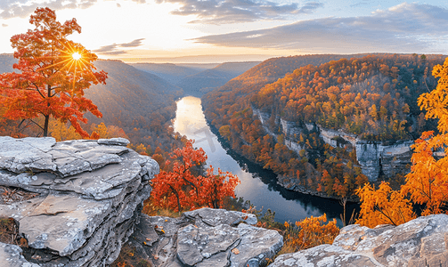 库珀斯岩州立公园俯瞰西弗吉尼亚州的奇特河秋天的色彩