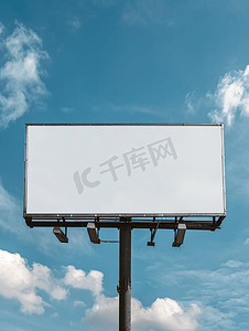 led电子大屏摄影照片_户外杆广告牌蓝天背景上带有模拟白屏带有剪切路径