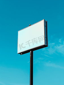户外杆广告牌蓝天背景上带有模拟白屏带有剪切路径