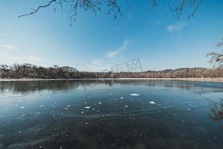 承德旅游摄影照片_结冰的湖面承德避暑山庄