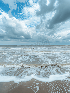 暴风雨天气期间比利时米德尔克尔克北海海滩的全景