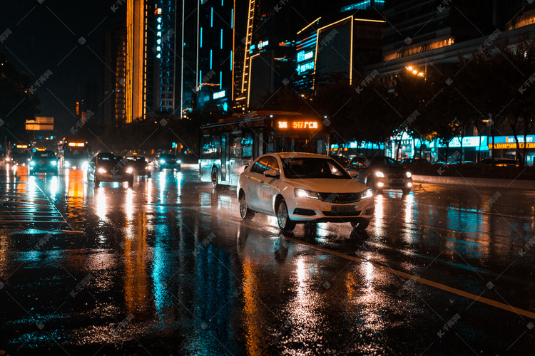 雨后夜晚的城市街道