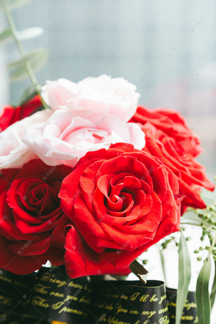 文艺风新鲜玫瑰花束高清摄影图