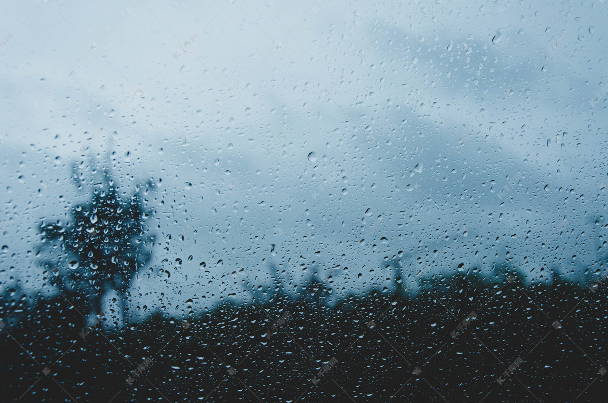 下雨天玻璃上的雨滴图