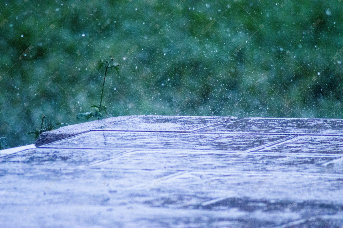 落在地上的雨滴