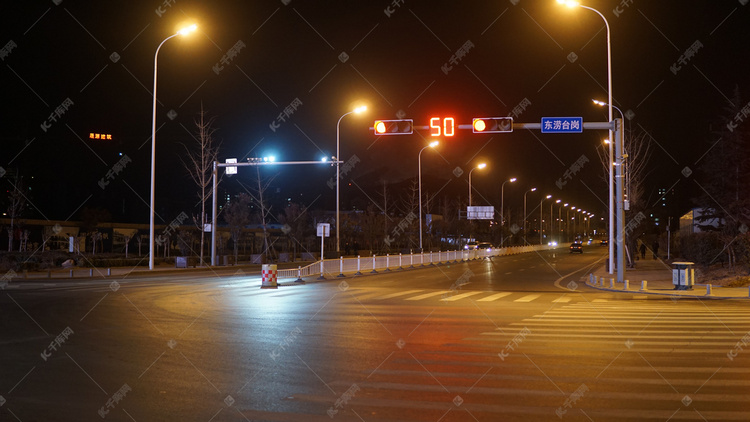 城市夜景系列之无人的十字路口摄影图
