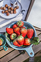 春天野餐草莓特写餐饮美食摄影图
