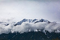 云雾环绕雪山摄影图