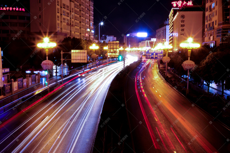 夜间城市街道车流图