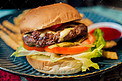 汉堡牛肉芝士西餐摄影图