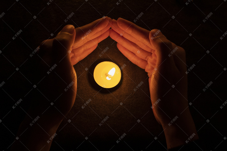 祈福之双手护住的蜡烛
