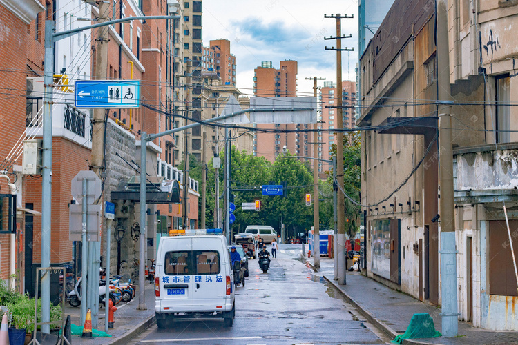 上海街道雨后风景