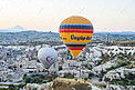 喀斯特地貌上热气球摄影图