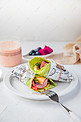 美食沙拉卷摄影图