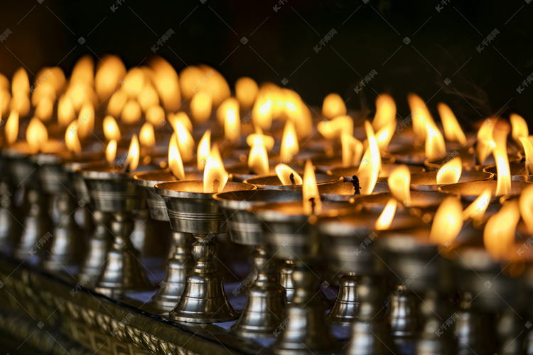 寺院里的酥油灯