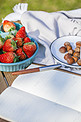 春天野餐草莓特写餐饮美食摄影图