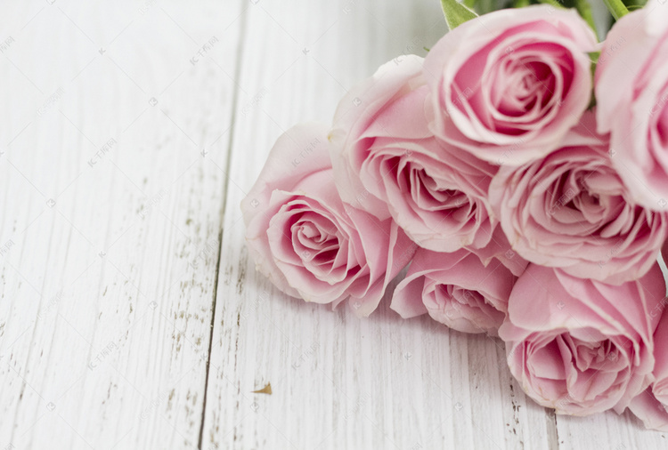 温柔淡粉色玫瑰鲜花花束