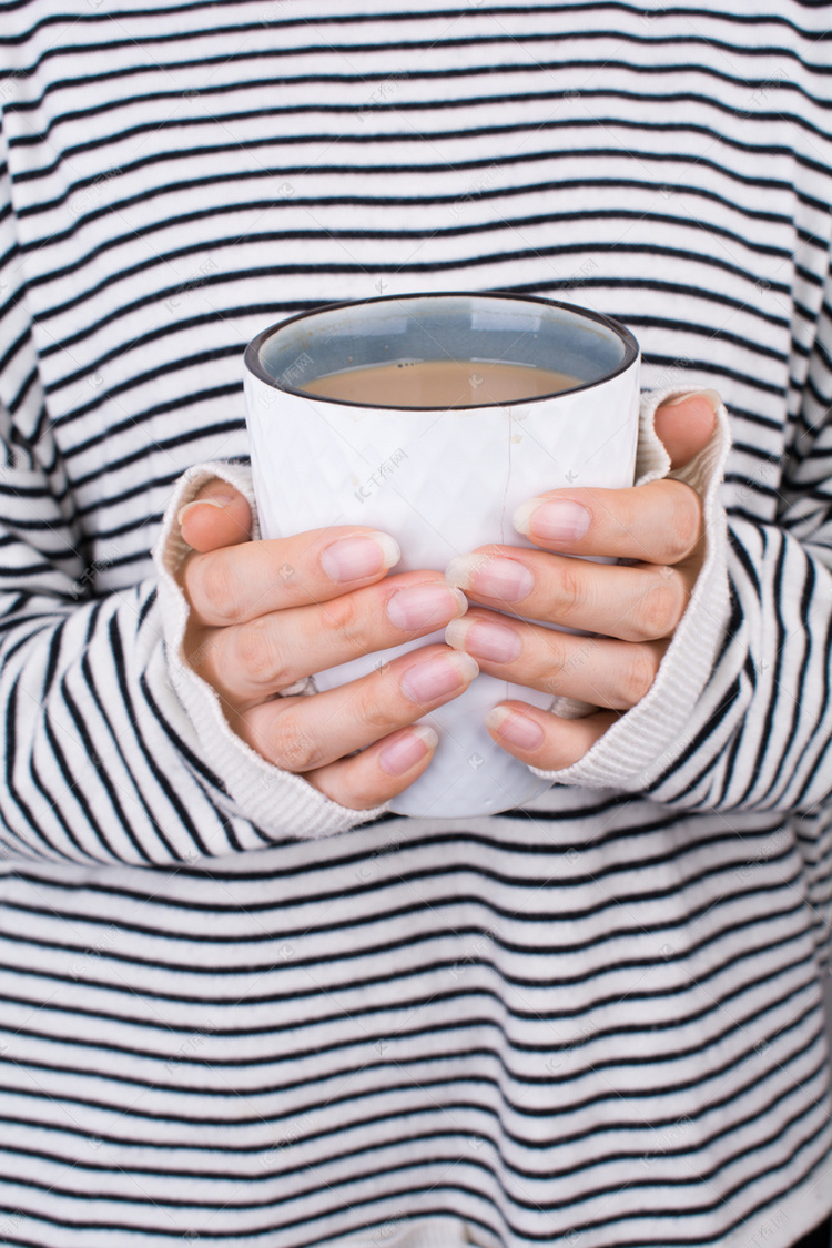 双手捧着一杯热奶茶