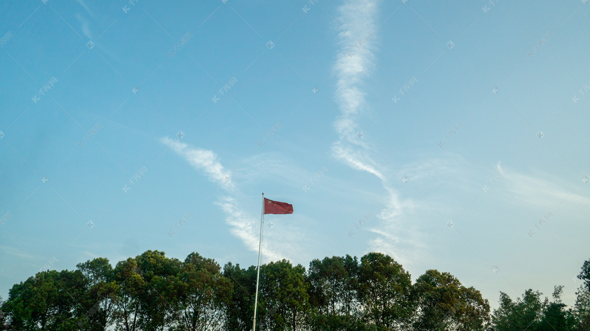 天空下的国旗高清摄影大图-千库网