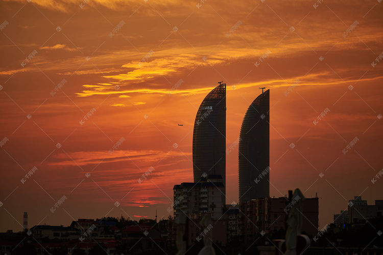 厦门双子塔夕阳下的城市摄影图