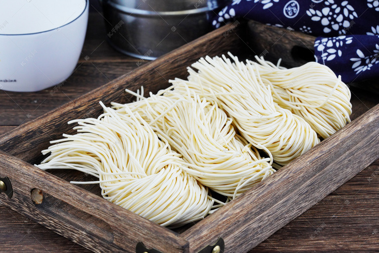 餐饮美食盘子面条摄影图