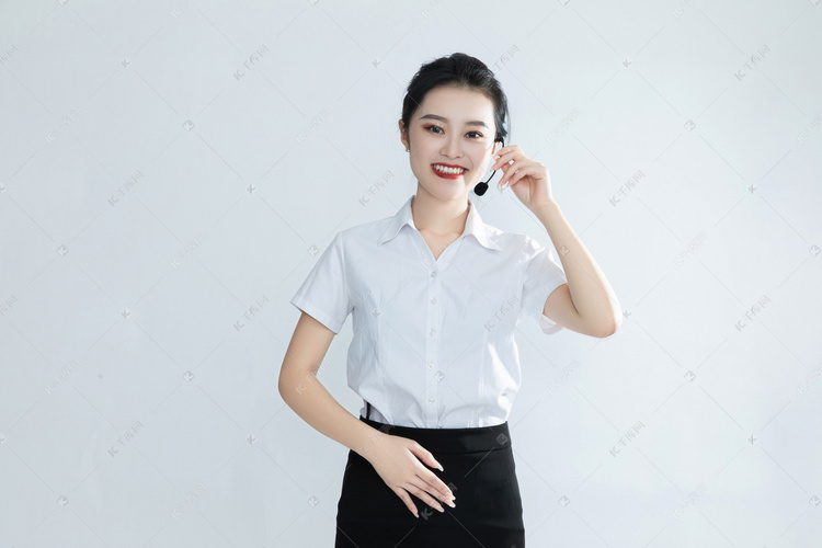 商务金融保险客服人员接听用户电话讲解产品摄影图配图