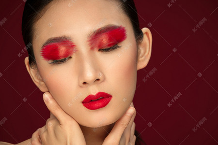 红色眼影彩妆美女侧颜