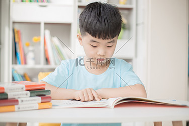 读书认字的小男孩