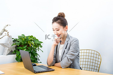 看着电脑微笑的职场人员