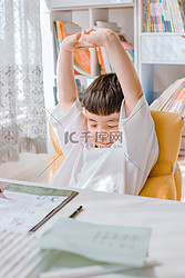 伸懒腰的小男孩