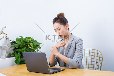 正在休息的职员