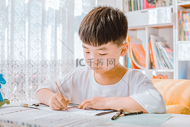 窗前画画的小男孩